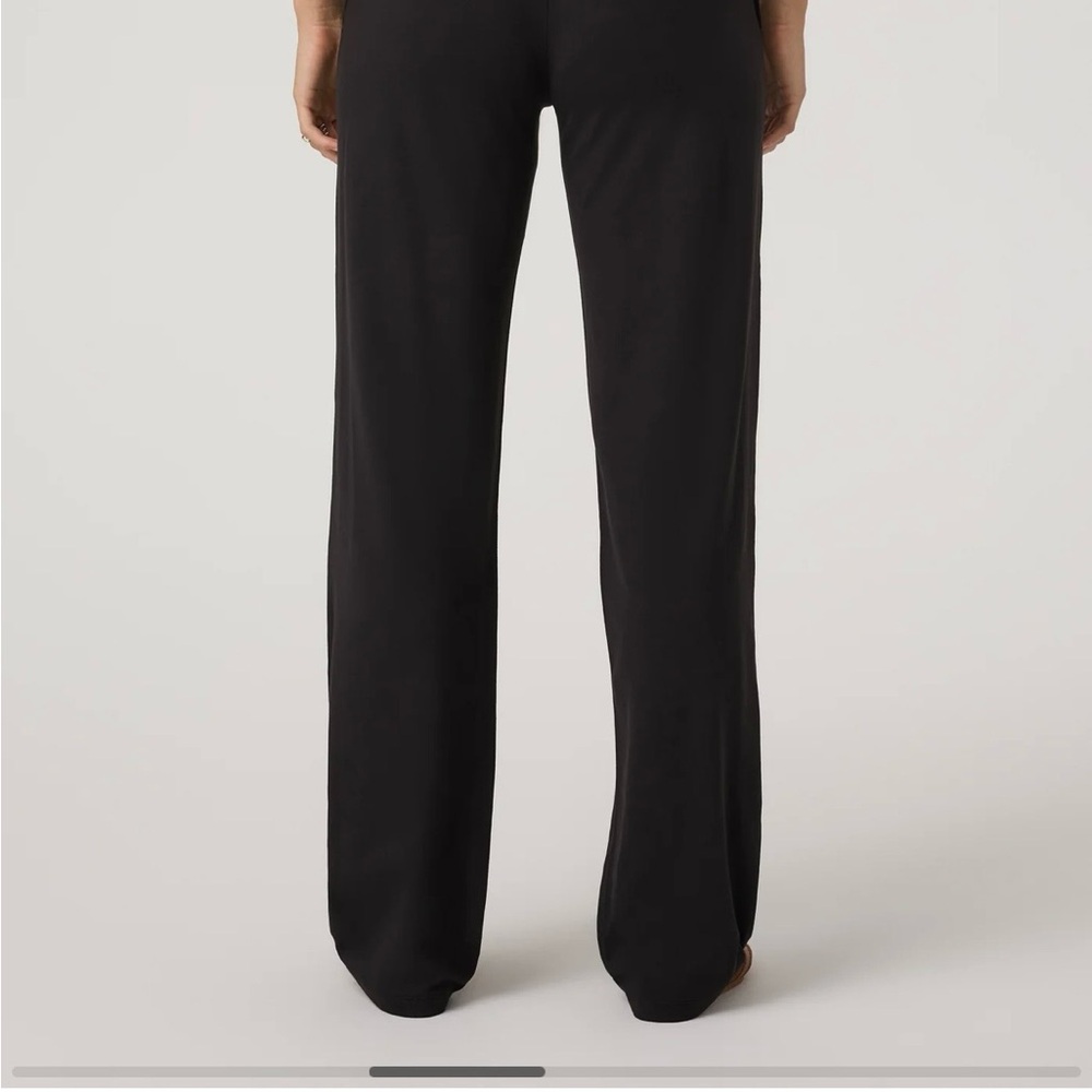 Vuori women’s Black Halo Modern Straight Leg Performance Pant - Picture 5 of 8